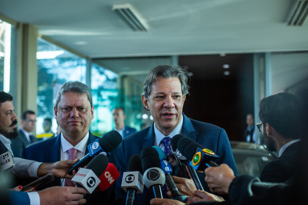 O ministro Fernando Haddad fala aos jornalistas após se reunir com o governador de SP, Tarcísio de Freitas (à esquerda), para tratar de Reforma Tributária