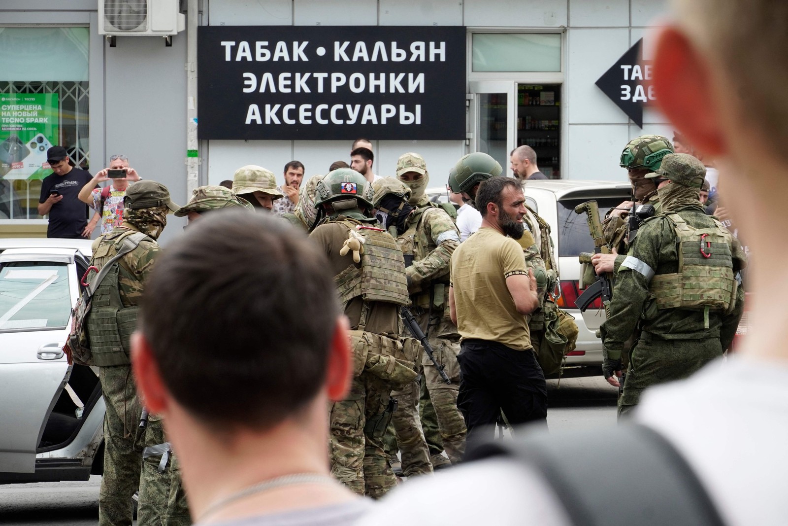 Paramilitares do grupo Wagner inspecionam carro em Rostov — Foto: STRINGER / AFP