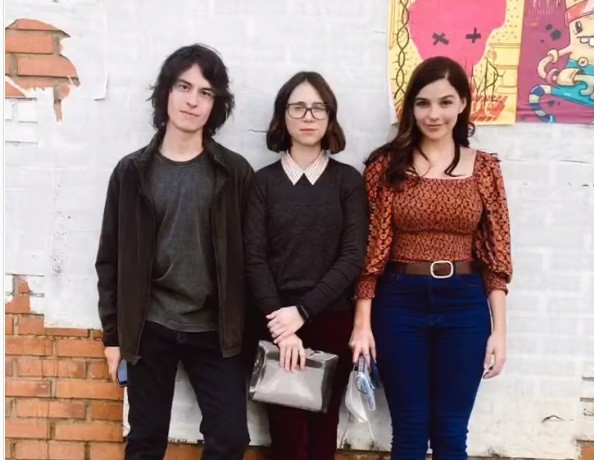 Thalles Cabral, Daphne Bozaski e Gabi Medvedovski nos bastidores de 'As Five' — Foto: Reprodução/Instagram