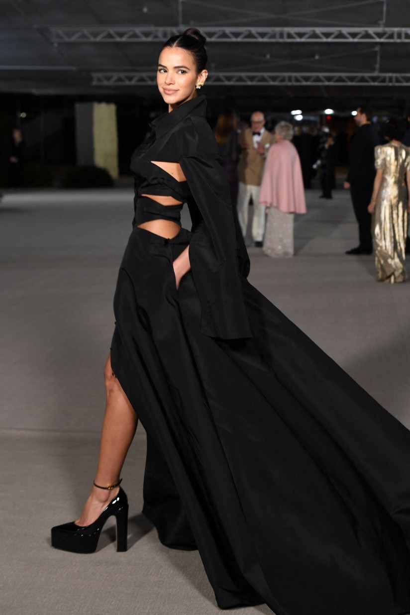 Bruna Marquezine em baile de gala em LA — Foto:  VALERIE MACON / AFP