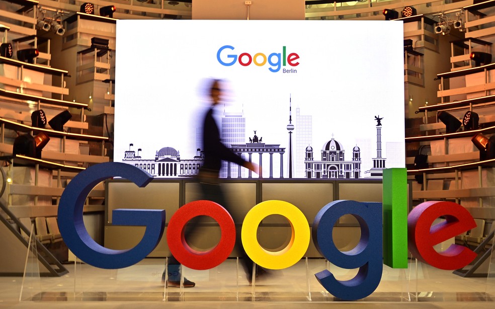 Google está sofrendo com a economia global pisando no freio, o que reduz verba de publicidade — Foto: Tobias Schwarz/AFP