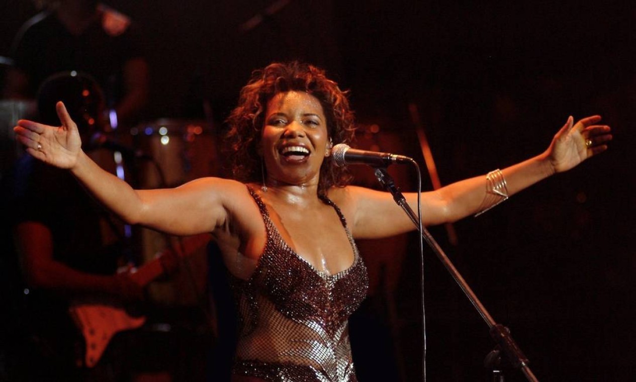 A cantora Margareth Menezes durante show em 2004 — Foto: Divulgação