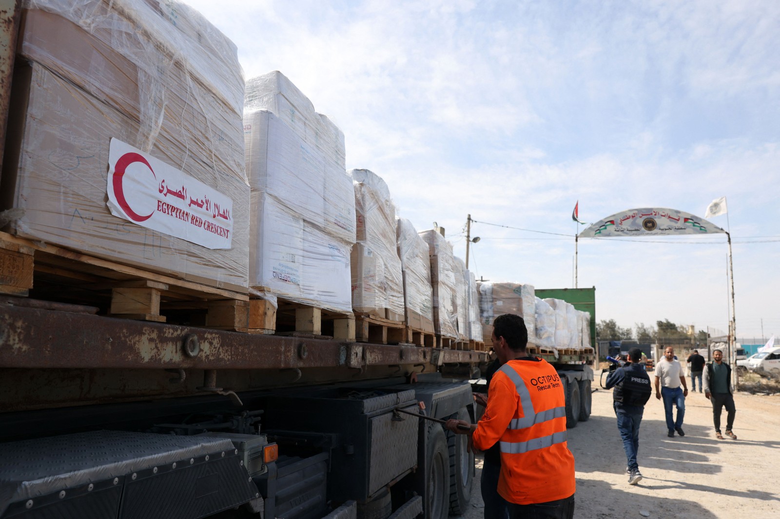 Ajuda humanitária chega na Faixa de Gaza — Foto: Mohammed ABED / AFP