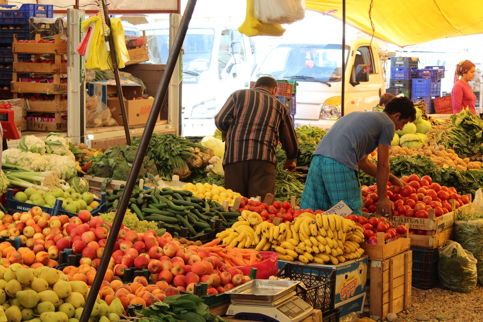 Feirantes prepara frutas e legumes em mercado de Istambul (Turquia) — Foto: Boris Bartels/CC
