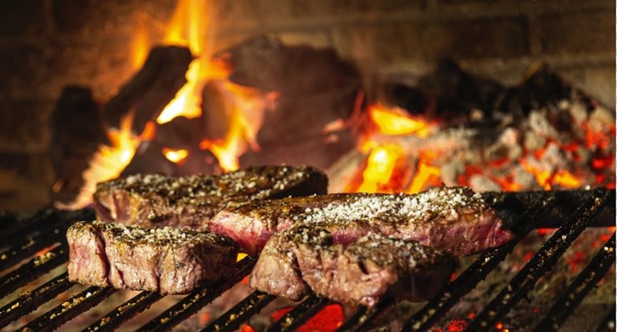 Churrasco na brasa: preço da carne, se depender dos tributos, tende a cair