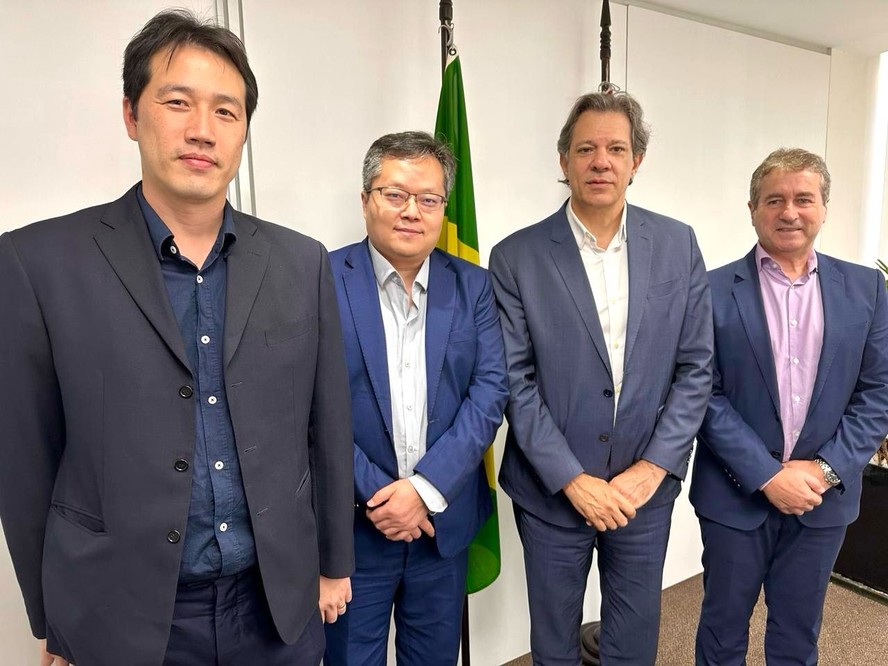 Haddad e a comitiva da GWM: a partir da esquerda Way Chien, James Yang e Ricardo Bastos