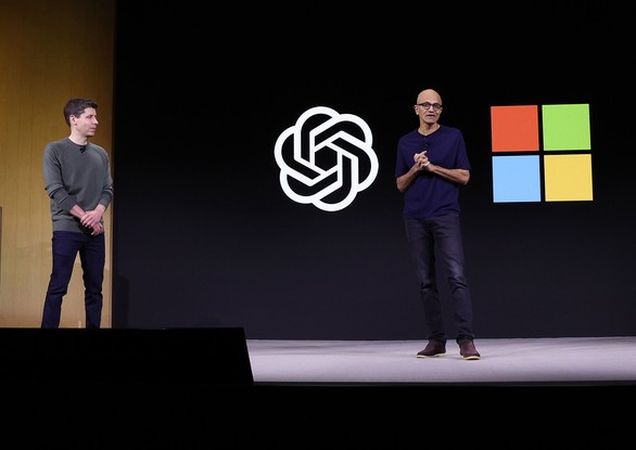 Satya Nadella se junta a Sam Altman no palco durante o evento OpenAI DevDay, em 6 de novembro