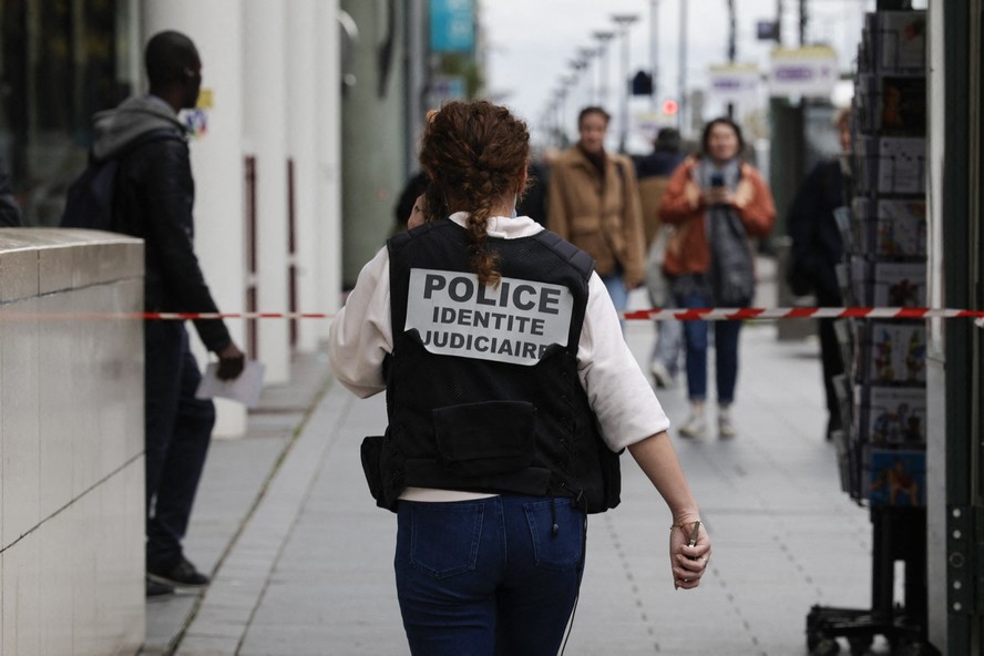 Polícia da França em estação de trem de Paris