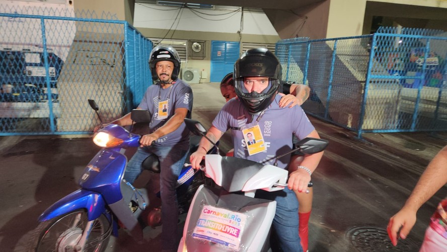 De moto, primeiro casal de mestre-sala e porta-bandeira da Viradouro tentou retornar ao desfile em outro setor, sem sucesso