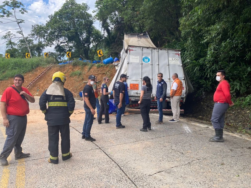 Caminhão bateu de frente com barranco e despejou produto químico em rio de Joinville: abastecimento de água foi interrompido — Foto: Divulgação / Polícia Civil SC