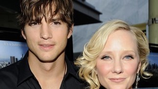 Ashton Kutcher com Anne Heche na pré-estreia de 'Jogando com prazer' (2009) — Foto: Reprodução/Instagram