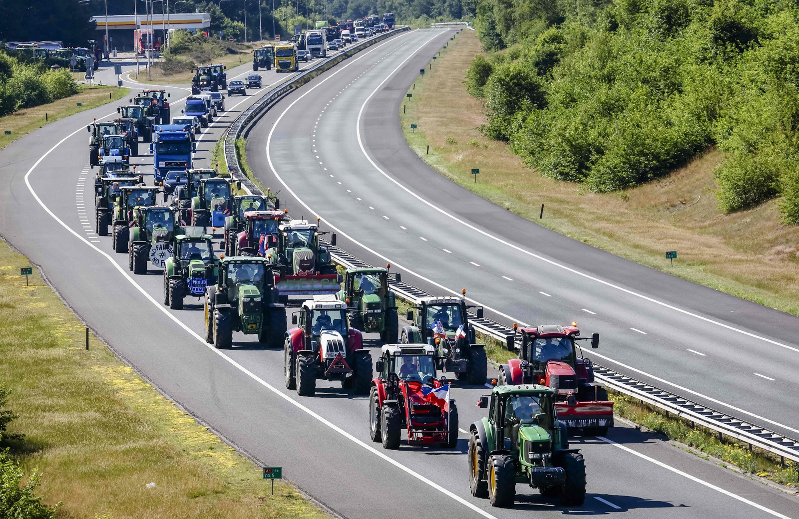 Tratores percorrem rodovia entre Apeldoorn e Stroe no caminho de volta de um protesto de agricultores rurais contra o plano do governo de reduzir a poluição por nitrogênio em 70% até 2030, em Stroe, 70 quilômetros a leste de Amsterdã, Holanda — Foto: VINCENT JANNINK / AFP