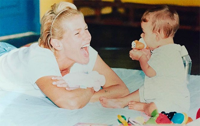 Xuxa brinca com Sasha ainda bebê — Foto: Reprodução Internet