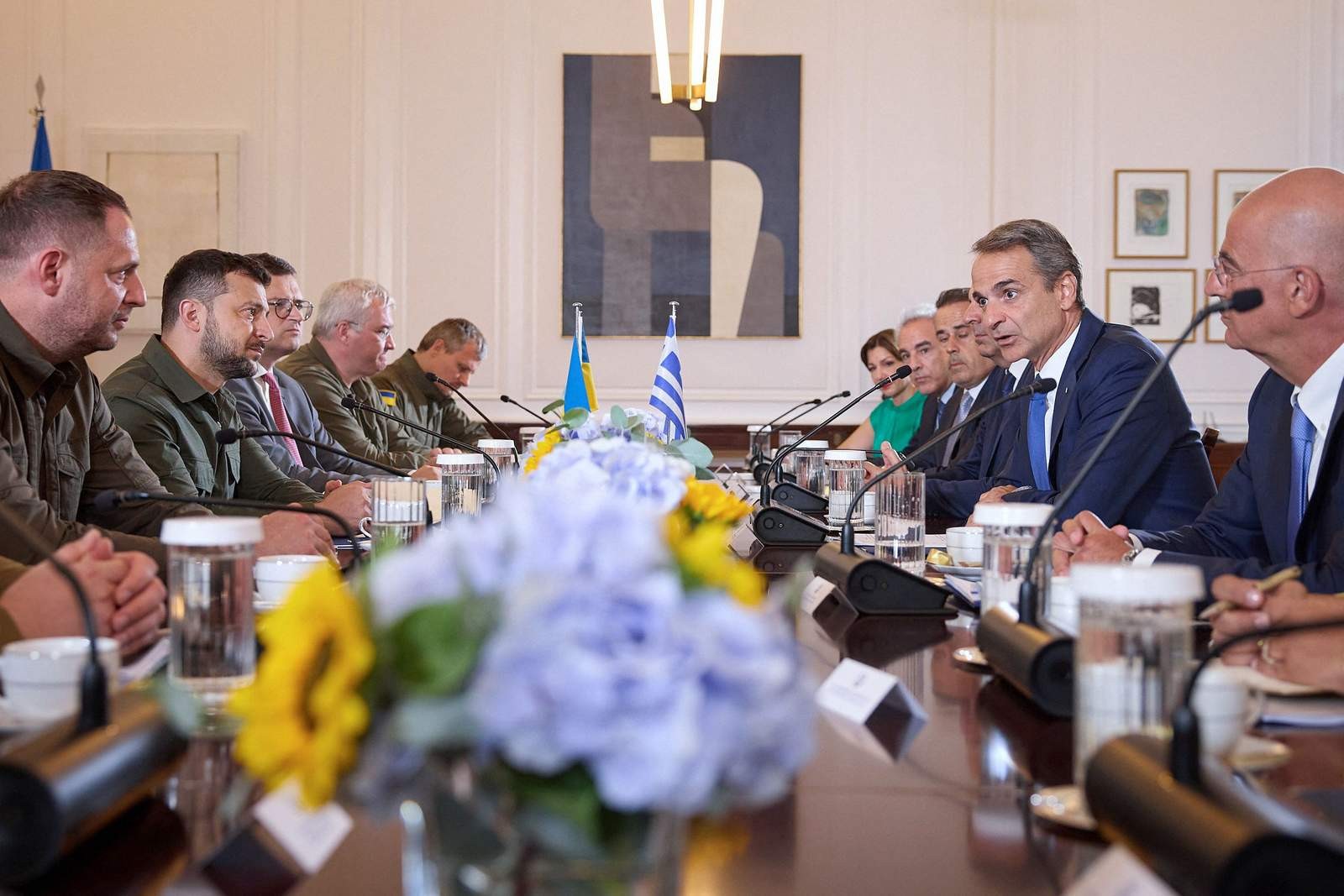 O presidente ucraniano Volodymyr Zelensky participando de uma reunião com o primeiro-ministro da Grécia, Kyriakos Mitsotakis em Atenas. — Foto: Handout / UKRAINIAN PRESIDENTIAL PRESS SERVICE / AFP