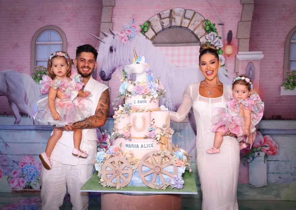 Virgínia, Zé Felipe, Maria Flor e Maria Alice na festa de 2 anos da filha mais velha do casal — Foto: Brazil News