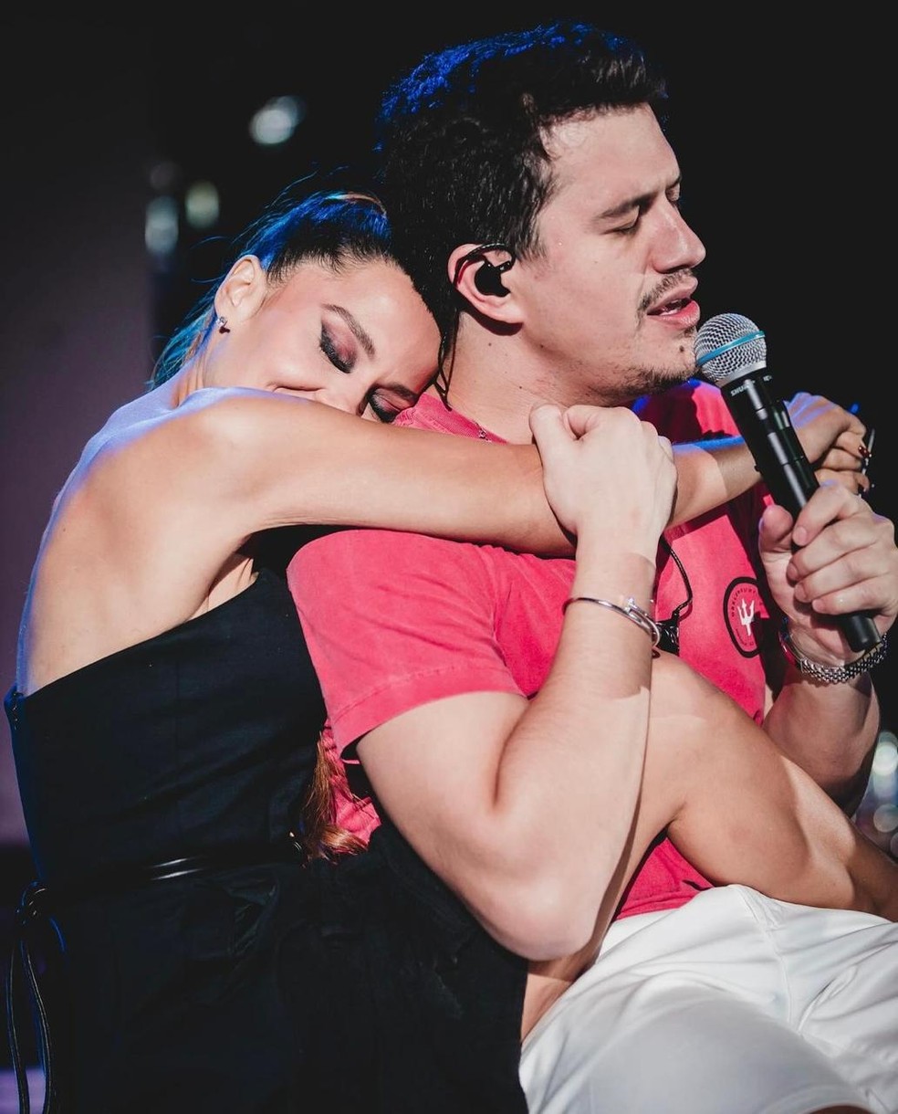 Maiara e Hugo se abraçam durante show em Campo Grande — Foto: Reprodução/Instagram