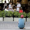 Morador de rua espera por restos de comida que clientes de um restaurante, na Cinelândia, poderão deixar: a falta de comida faz parte do cotidiano de 15,9% da população fluminense - Domingos Peixoto / Agência O Globo