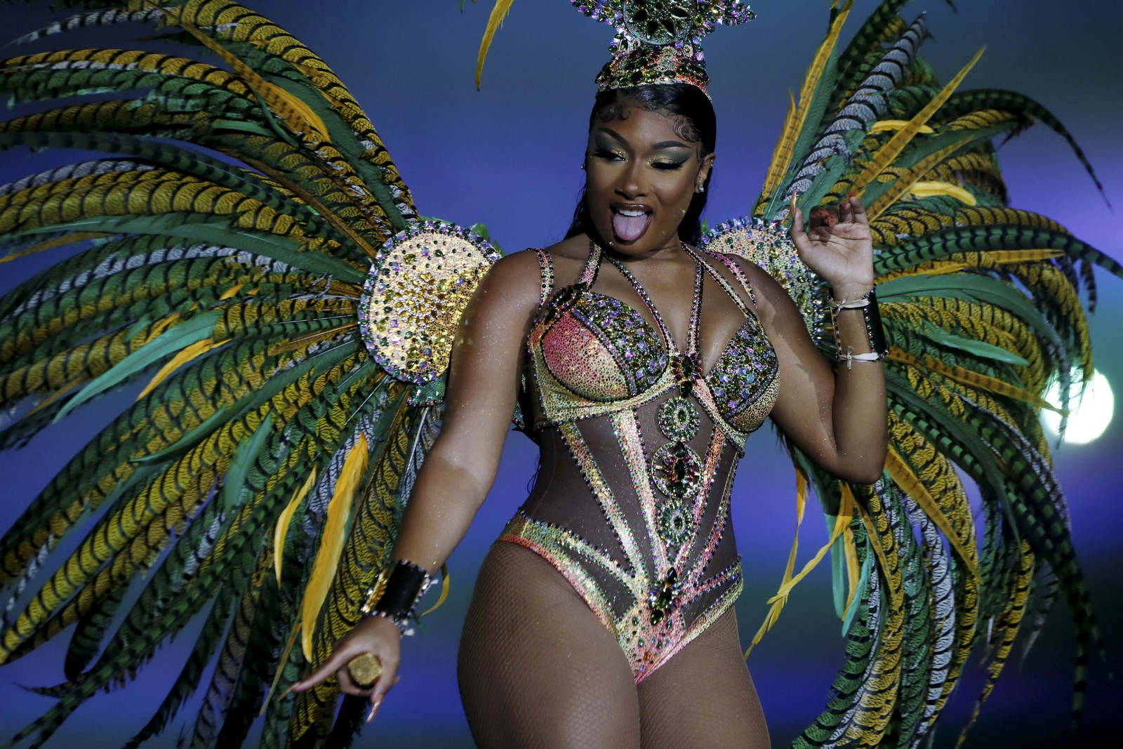 Megan Thee Stallion, ao entrar no Palco, com adereços de fantasia de escola de samba — Foto: Marcelo Theobald