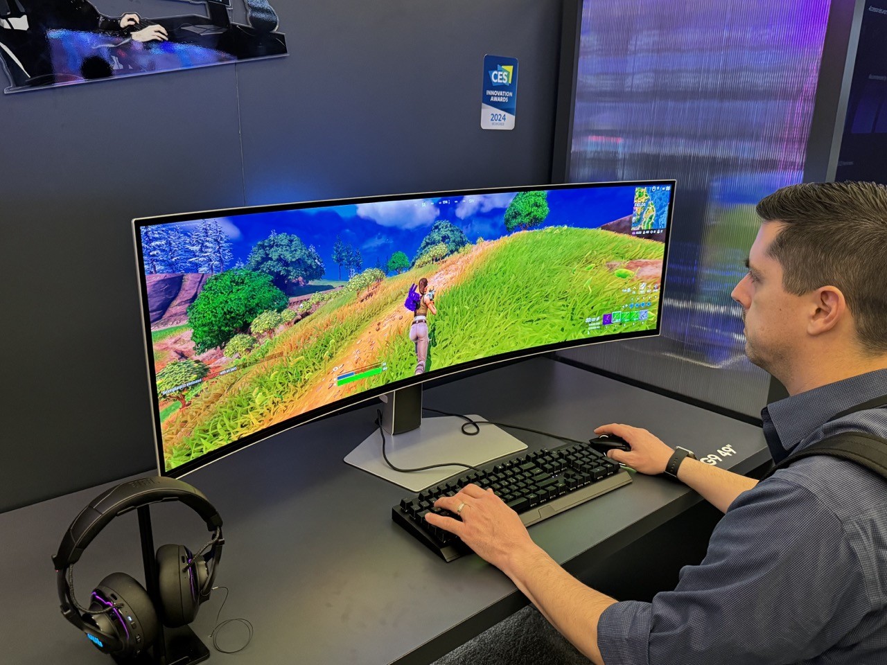 Monitor maior e curvo voltado para games é apresentado na CES 2024 pela Samsung — Foto: Bruno Rosa