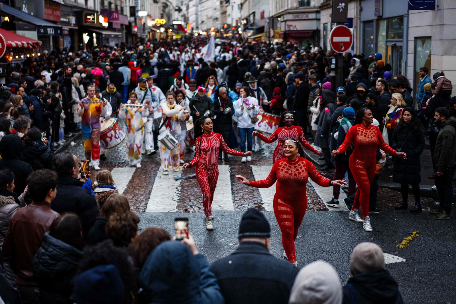 Paris também tem carnaval, chamado de Saint-Fargeau, com grupos de foliões tomando as ruas no domingo antes do Mardi Gras (a Terça Gorda) — Foto: Dimitar Dilkoff / AFP