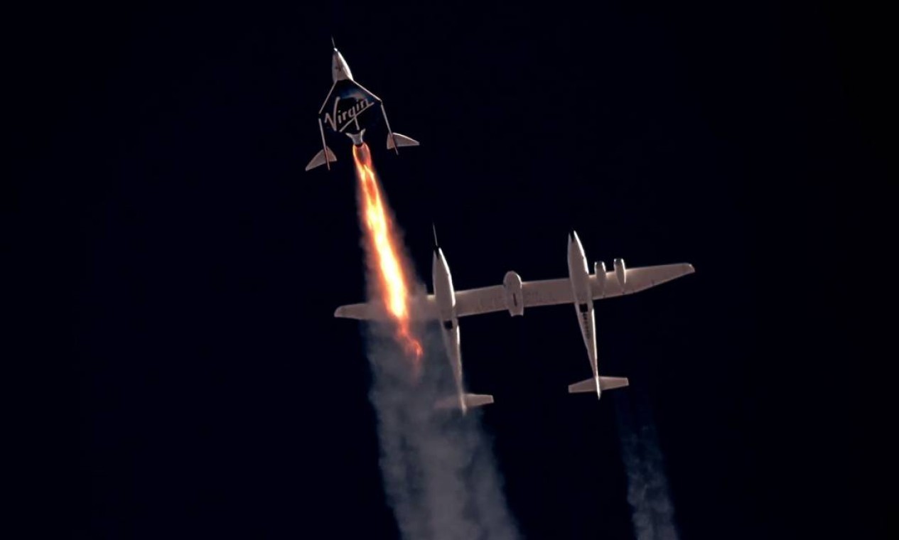 O voo da Virgin ficou abaixo da chamada Linha de Kármán, marca de cem quilômetros considerada o limite entre atmosfera e espaço. Bezos prometeu ultrapassar essa fronteira — Foto: VIRGIN GALACTIC / via REUTERS