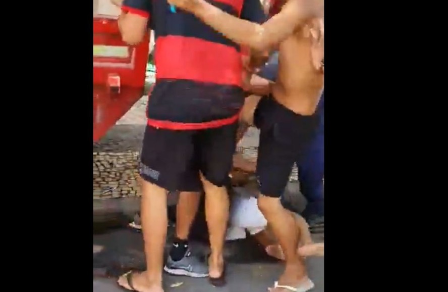 População bate em ladrão em Copacabana