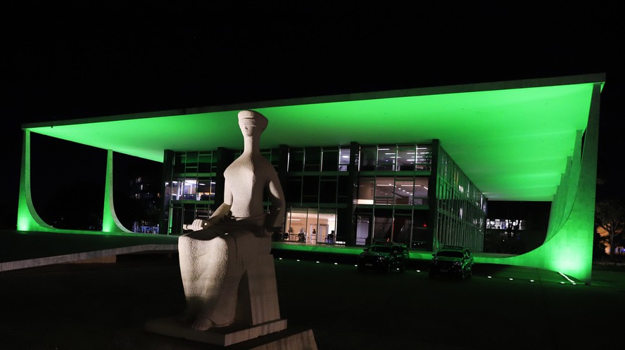 O Supremo Tribunal Federal, em Brasília, iluminado de verde