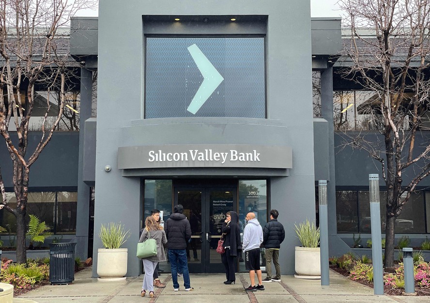 Pessoas esperam para entrar no Silicon Valley Bank