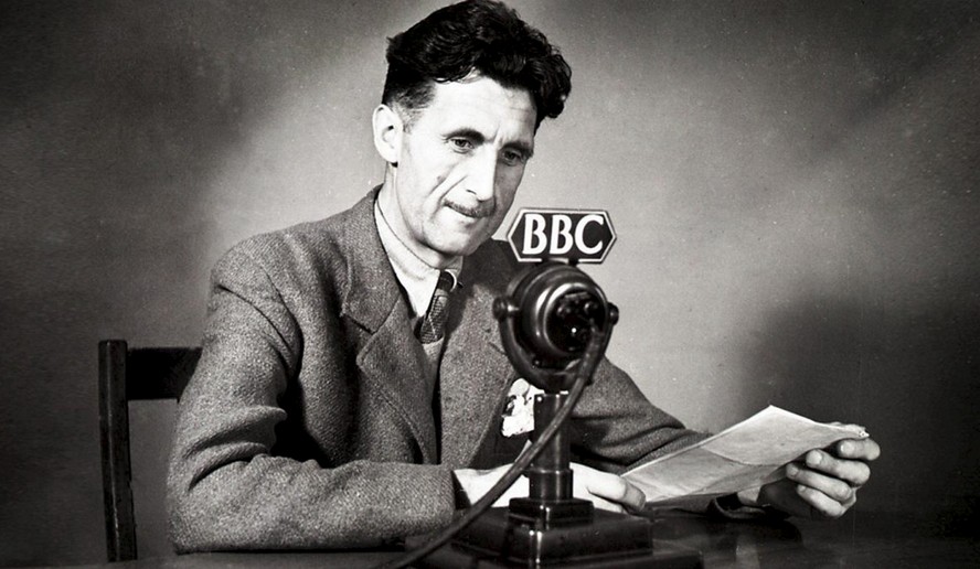 George Orwell com um microfone da BBC, em 1943: “A leitura é um dos entretenimentos mais baratos”, escreveu