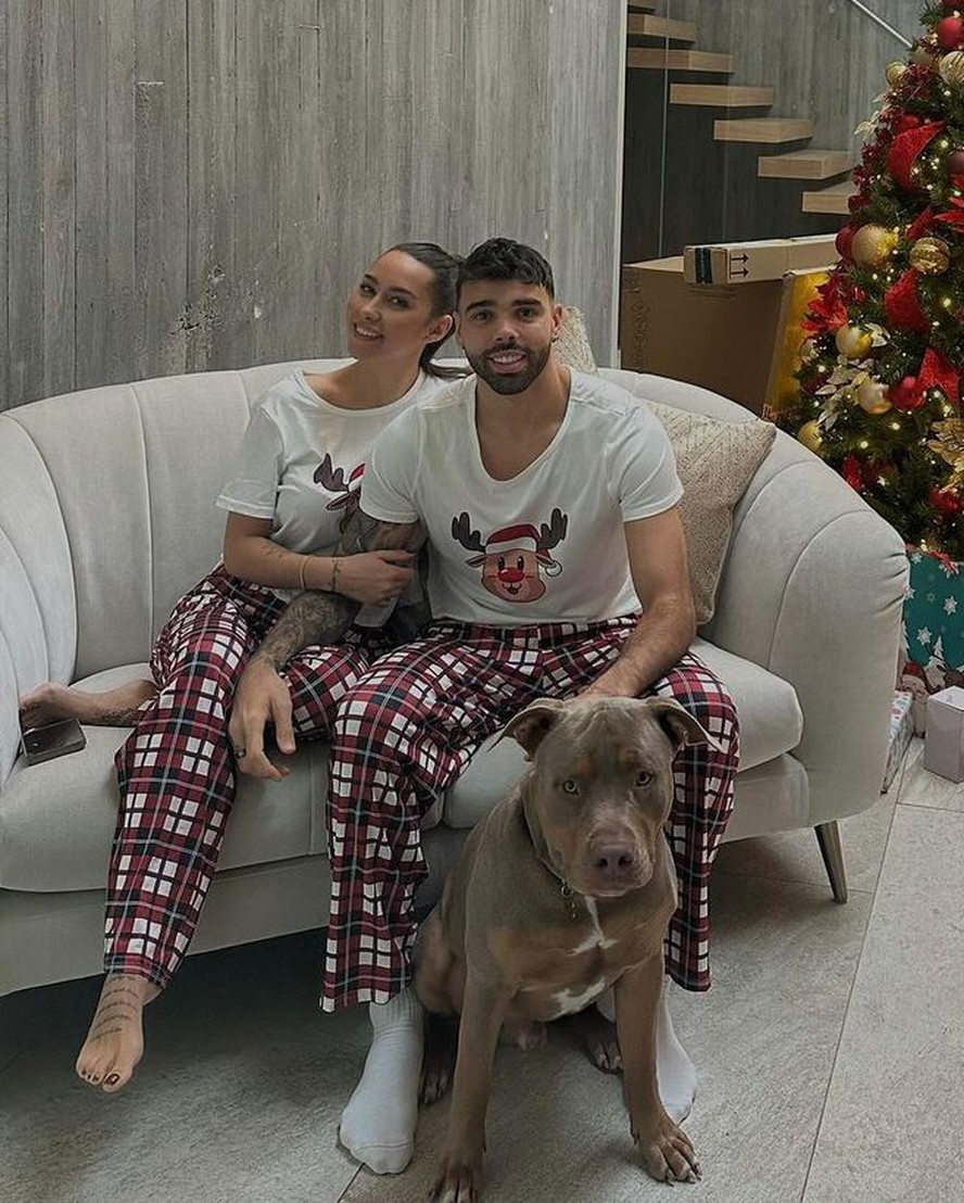 Goleiro do Arsenal treina cachorro para proteger sua casa