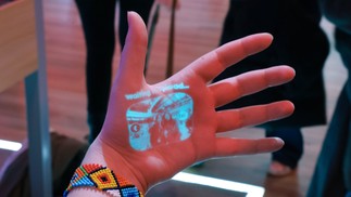 Funcionário demonstra a projeção com tinta laser vestível feita por inteligência artificial  — Foto: Bloomberg