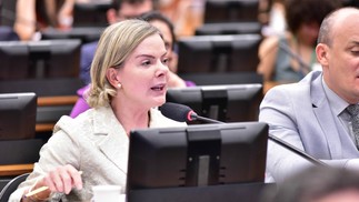 Gleisi Hoffmann critica a Justiça Eleitoral durante sessão de comissão da Câmara — Foto: Zeca Ribeiro/Câmara dos Deputados