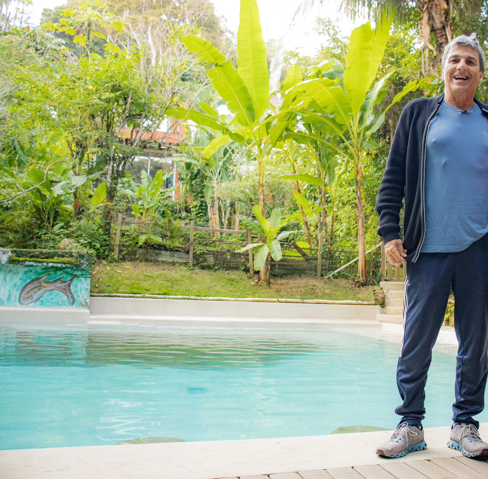 Evandro Mesquita confere a piscina pronta — Foto: Reprodução Internet