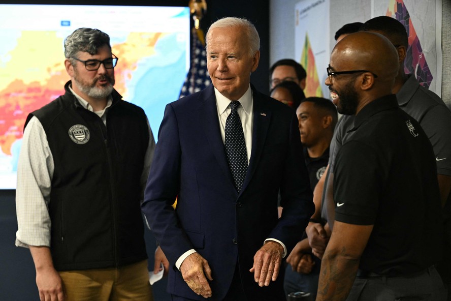 Presidente dos EUA, Joe Biden, em visita a centro de operações de emergência em Washington