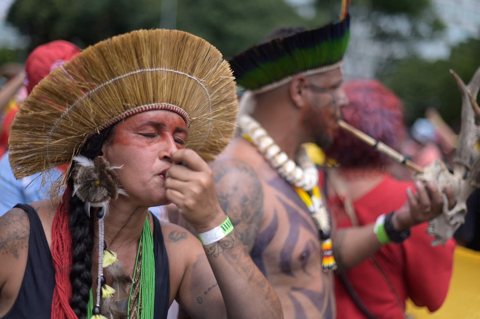 Indígenas fumam cachimbo na chegada à Esplanada dos Ministérios, para a posse de Lula — Foto: DOUGLAS MAGNO / AFP