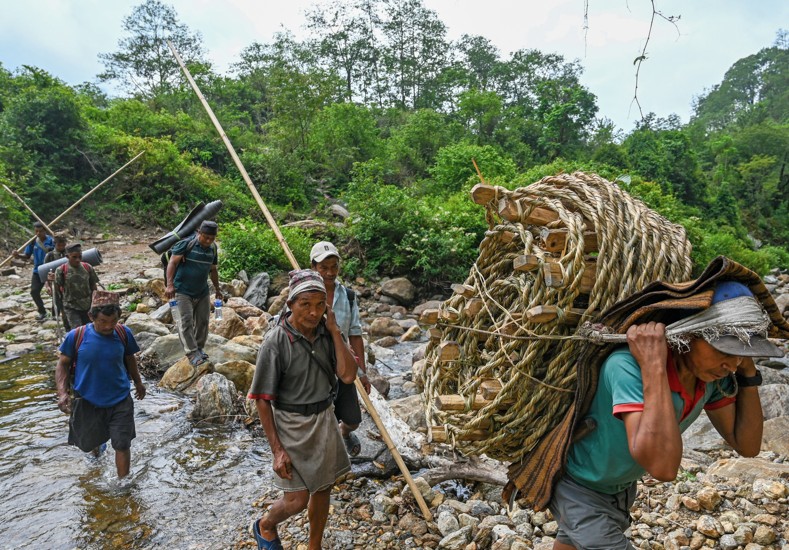 Nepaleses fazem coleta de 'mel alucinógeno' no Himalaia — Foto: AFP