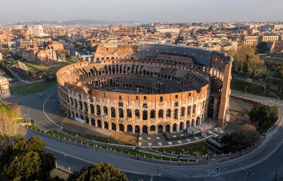 Vista aérea do Coliseu, em Roma — Foto: Elio Castoria / AFP