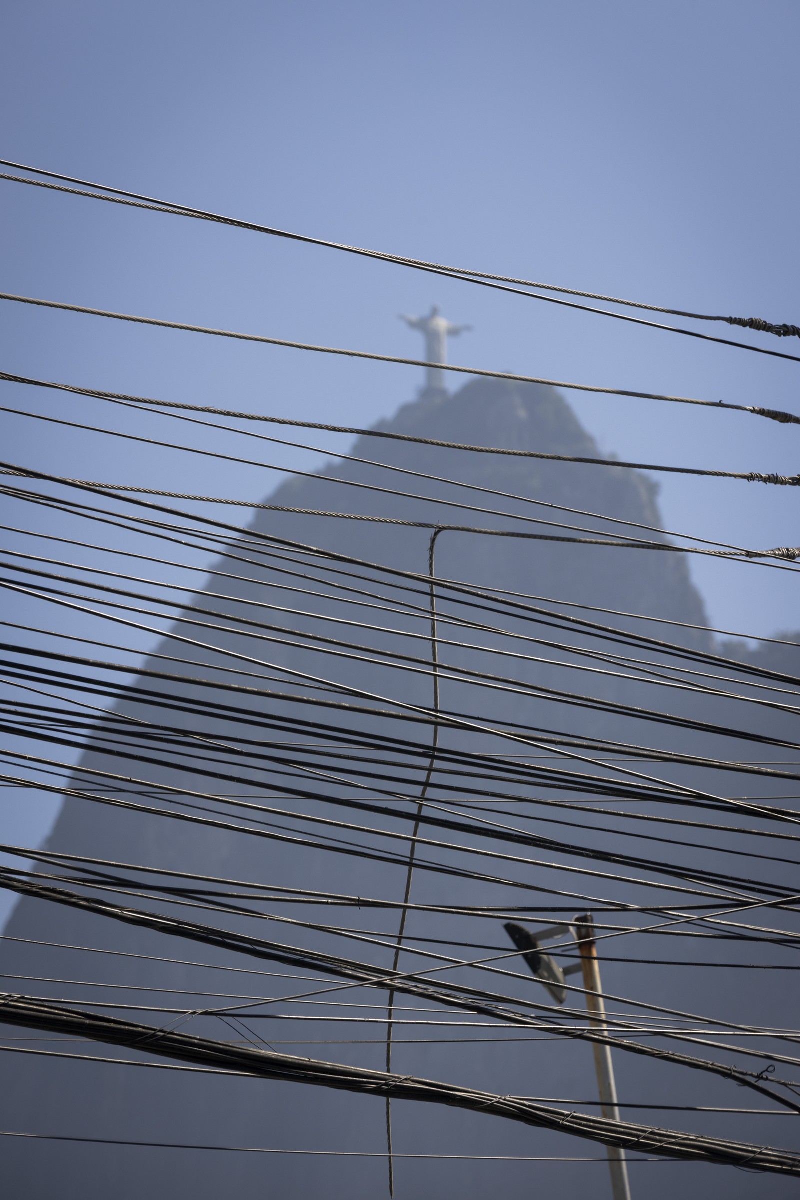 Emaranhado de cabos e fios cortados são comuns e representam riscos nas ruas do Rio. — Foto: Marcia Foletto / Agência O Globo