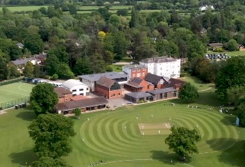 George, Charlotte e Louis começaram na Lambrook School, perto de Windsor, no ano passado — Foto: Reprodução Lambrook School