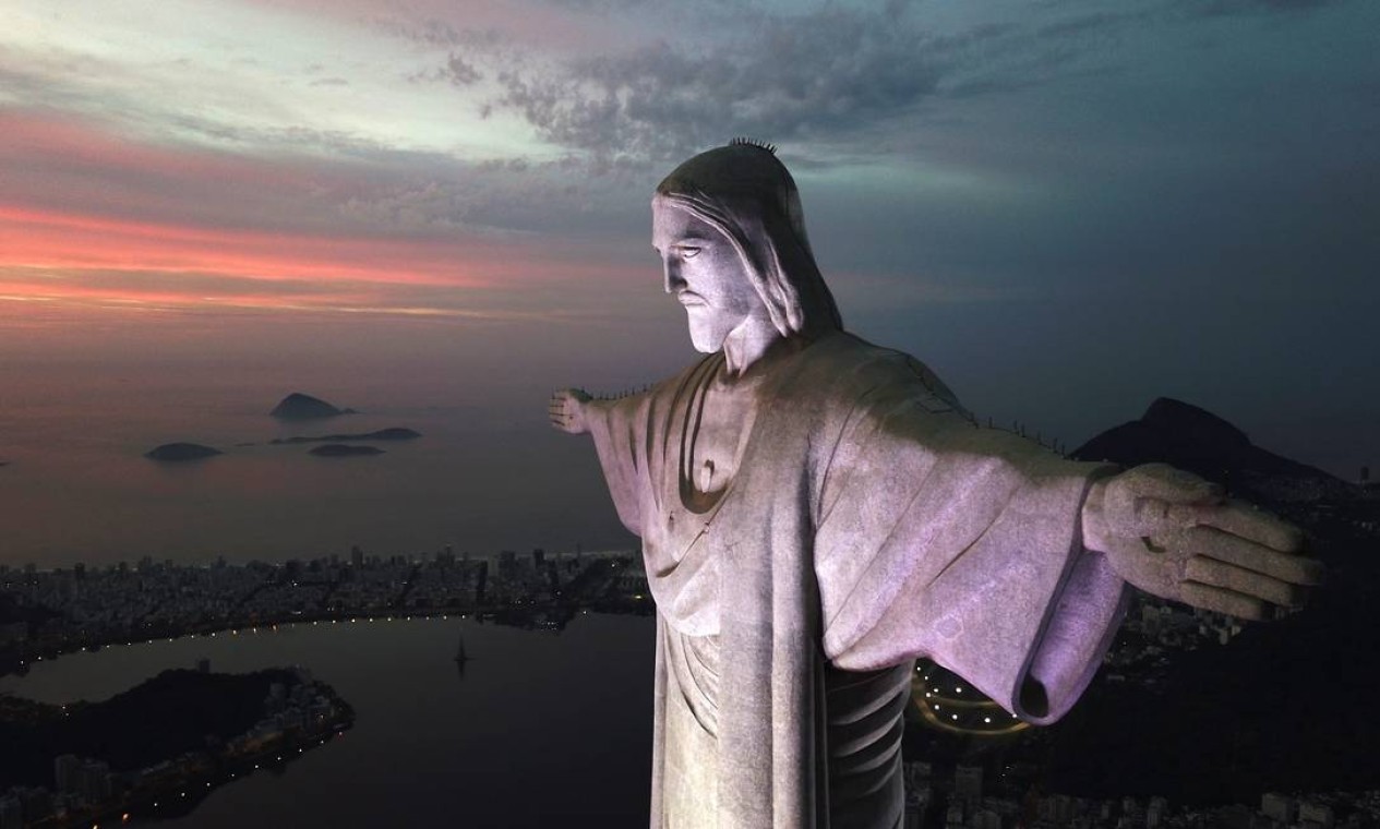 O Cristo Redentor está situado no Parque Nacional da Tijuca, a 710 metros do nível do mar  — Foto: Custódio Coimbra / Agência O Globo