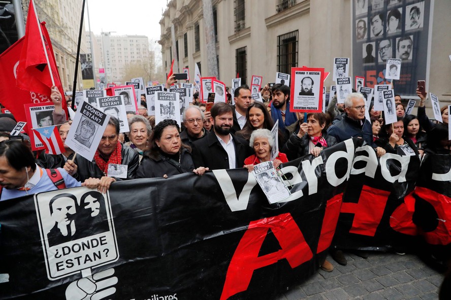 Presidente chileno, Gabriel Boric, participa de marcha para marcar os 50 anos do golpe no Chile