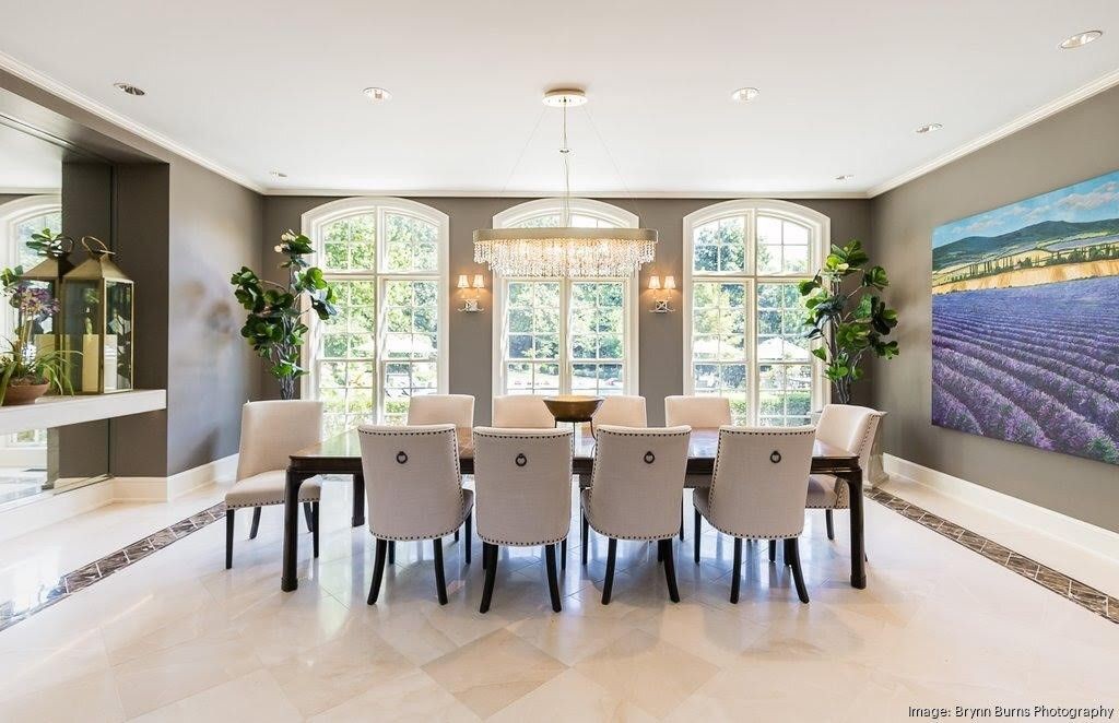 Mansão de R$ 30 milhões de Travis Kelce tem ampla sala de jantar — Foto: Brynn Burns Photography/Homes of the Rich