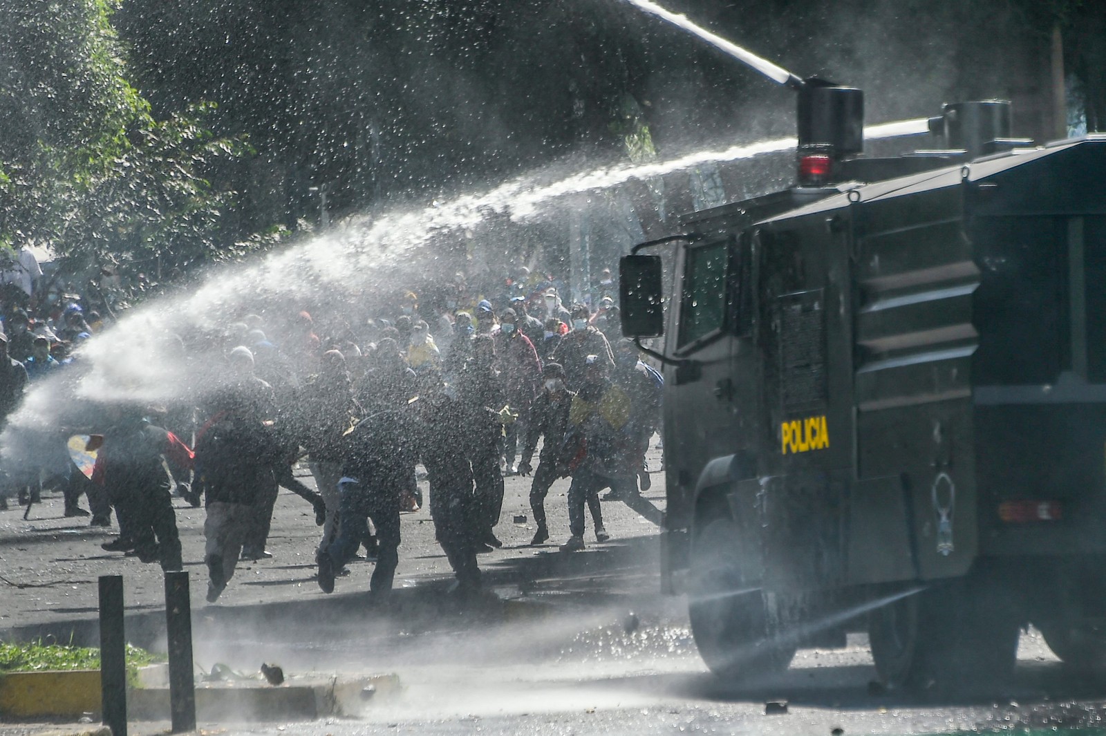 O Equador se recusou na quarta-feira a encerrar seu estado de emergência alegando suposto desaparecimento de 18 policiais na região leste da Amazônia. Duas pessoas morreram em confrontos com a polícia até agora — Foto: RODRIGO BUENDIA / AFP