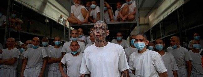 Detentos no maior centro penitenciário da América, situado em El Salvador — Foto: Marvin RECINOS / AFP