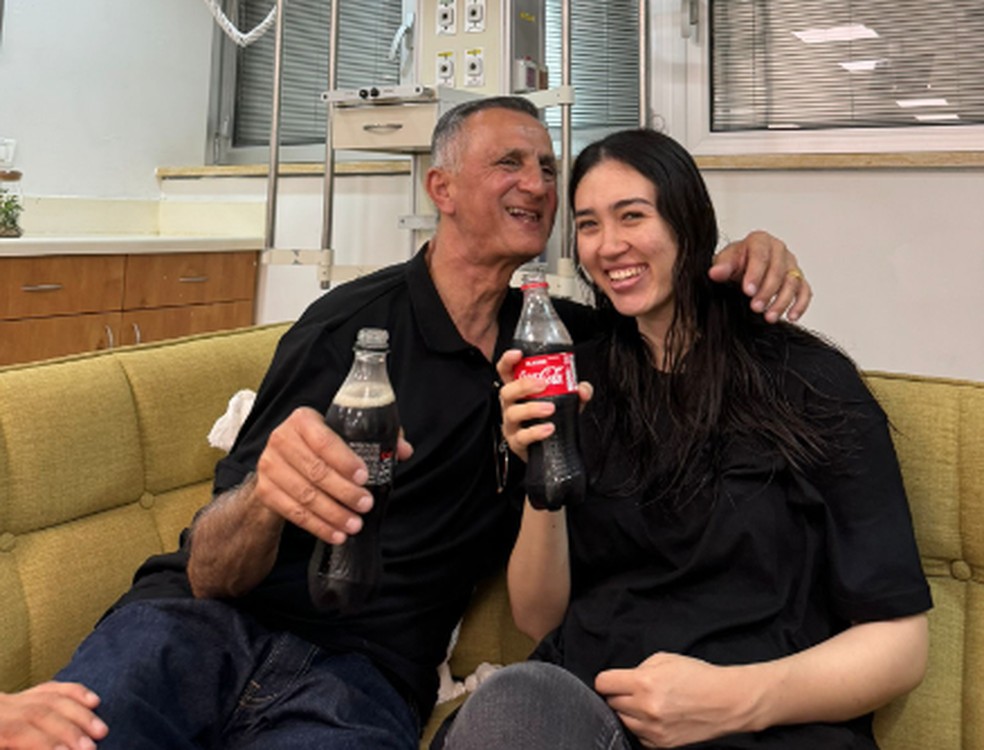 Noa Argamani posa com o pai bebendo refrigerante após ser resgatada em Gaza — Foto: Reprodução/X
