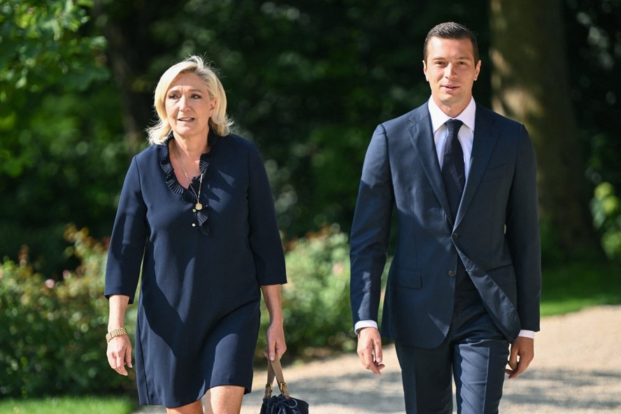 Le Pen e Bardella chegam para participar de reunião com Macron no Palácio do Eliseu em Paris, França