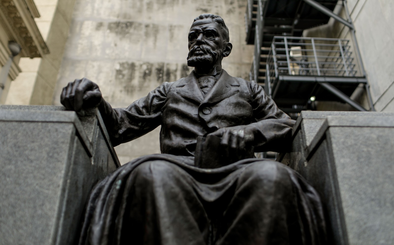 Monumento a Machado de Assis, na ABL, no Centro: ascendência negra— Foto: Gabriel de Paiva / Agência O Globo