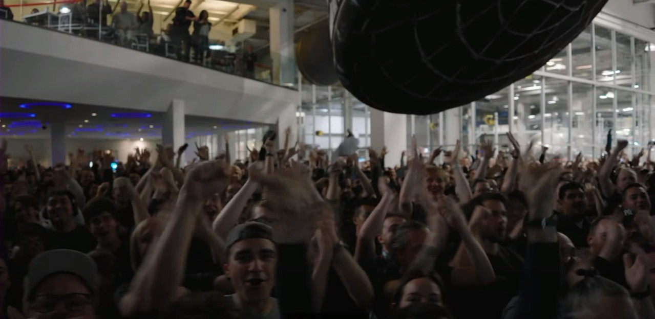 Membros da sala de operações comemoram o lançamento minutos antes do foguete decolar — Foto: Reprodução/Youtube/Space X