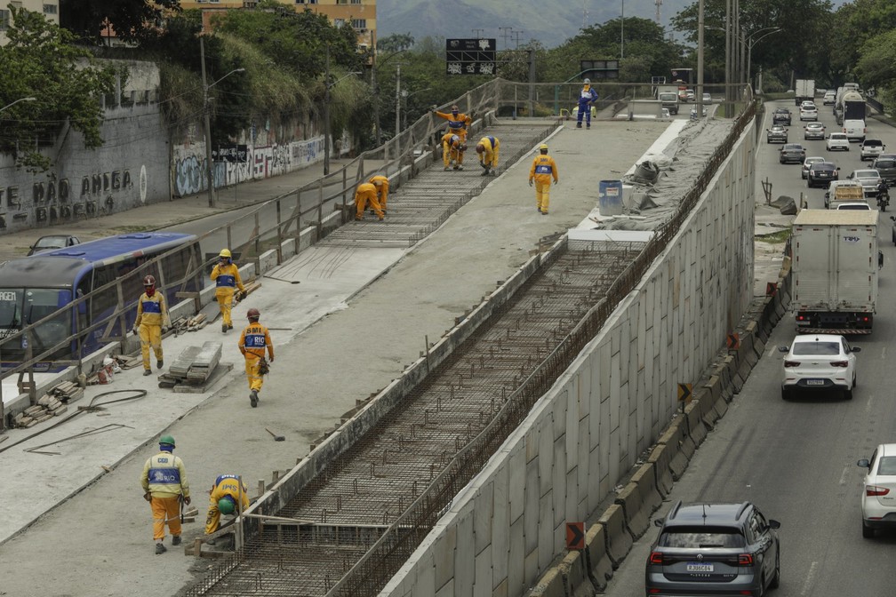 Obras do BRT Transbrasil, no Rio, em dezembro de 2022: ritmo lento — Foto: Gabriel de Paiva