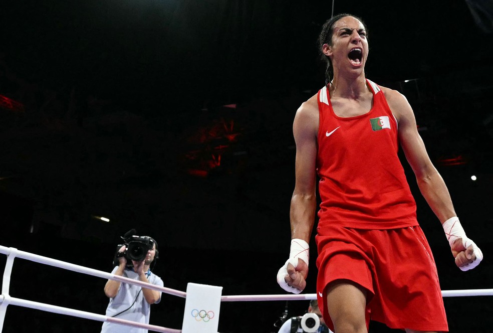 A boxeadora argelina Imane Khelif comemora a vitória que lhe rendeu vaga na semifinal do torneio olímpico, em Paris — Foto: Mohd Rasfan/AFP